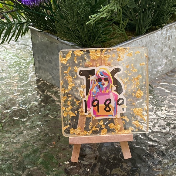 Taylor Swift 1989 Cartoon with Gold Flakes Resin Display Art & Mini Easel - Picture 15 of 17